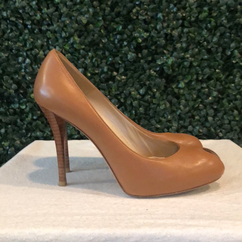 Authentic Stuart Weitzman Cognac Pumps (Sz 7)
